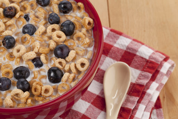 healthy cereal snack with berries