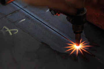 Flame cutting process by oxygen and acetylene cutting machine