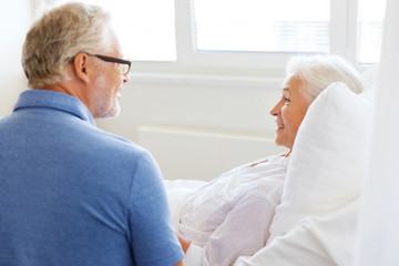 Obraz premium senior couple meeting at hospital ward