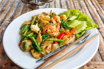 Fried vegetables and seafood in sauce