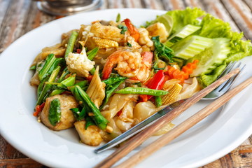 Fried vegetables and seafood in sauce