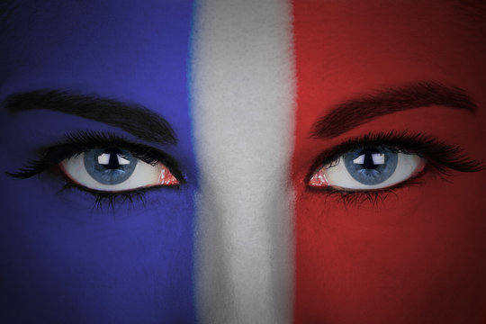 Drapeau de la France peint sur le visage d'une femme. Euro 2016 de football