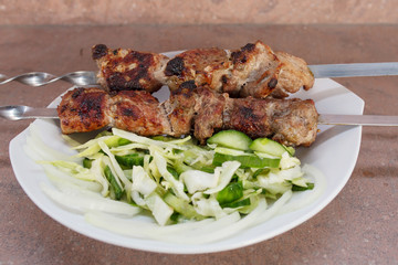 шашлык с салатом