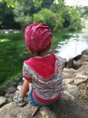 Enfant au bord de la rivière