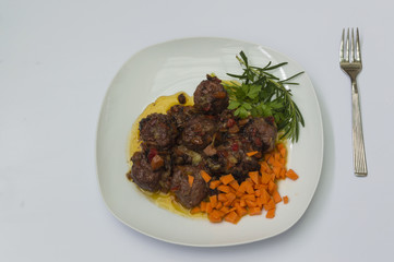 albodigas en salsa, fondo blanco
