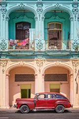 Photo sur Plexiglas Havana Voiture vintage classique et bâtiments coloniaux colorés dans la Vieille Havane, Cuba. Voyage et tourisme à Cuba