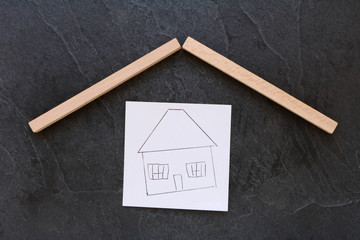 Assurance habitation, protection de l'environnement, dessin de maison sur ardoise 