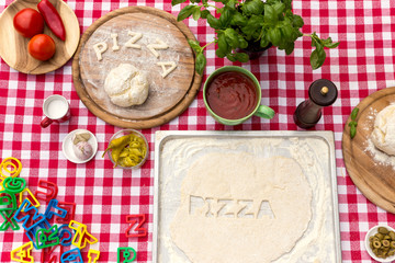 Draufsicht Pizzateig und mediterrane Zutaten