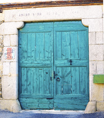 puerta rustica en la casa de un pueblo