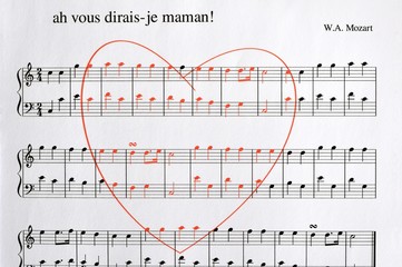 Mélodie populaire reprise par Mozart avec un cœur rouge