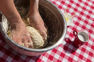 Nahaufnahme von Händen die Teig kneten