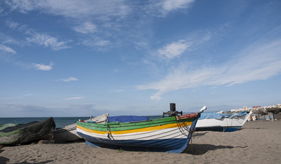 Naklejka na ściany i meble Barcas de pesca a la orilla de una playa del mar mediterráneo
