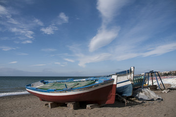 Fototapeta na wymiar Barcas de pesca a la orilla de una playa del mar mediterráneo