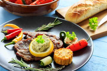 deftiges Schweinesteak mit Grillgemüse