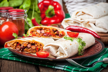 Burritos filled wiht minced meat, bean and vegetables.