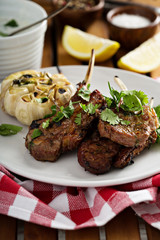 Lamb chops grilled with herbs