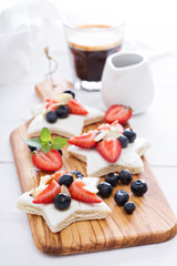 Breakfast sandwiches with cream cheese