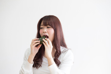 おにぎりを食べる女性(白バック)