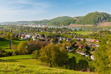 Fototapeta na wymiar Blick zum Siebengebirge im Frühling; Deutschland