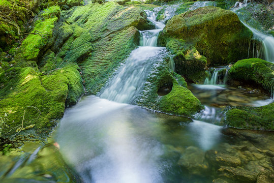 Cascadas cerca del nacedero del r&iacute;o Zirauntza, &Aacute;lava (Espa&ntilde;a)