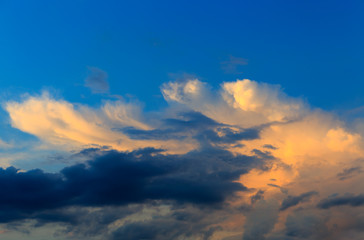 Fototapeta na wymiar sky with evening clouds