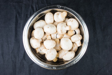 Fototapeta na wymiar champignons in a metal bowl