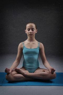 "Position Du Lotus" Images – Browse 68 Stock Photos, Vectors, and Video