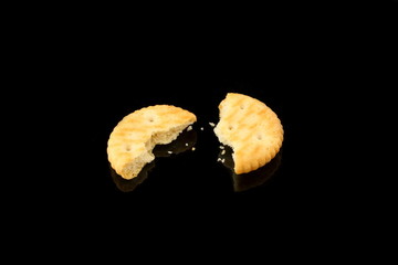 gebackene cracker auf schwarz