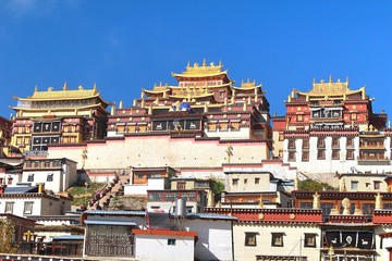 Obraz premium Songzanlin Temple also known as the Ganden Sumtseling Monastery, is a Tibetan Buddhist monastery in Zhongdian city( Shangri-La), Yunnan province China and is closely Potala Palace in Lhasa