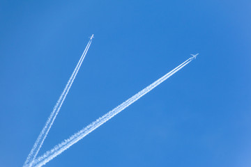 Kondensstreifen von Flugzeugen