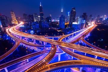 Selbstklebende Fototapete Autobahn in der Nacht Luftaufnahme einer Autobahnüberführung nachts in Shanghai - China.