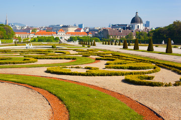 Obraz premium Beautiful view of famous Schloss Belvedere, built by Johann Lukas von Hildebrandt as a summer residence for Prince Eugene of Savoy, in Vienna, Austria
