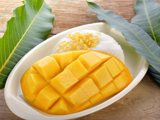 Thai  dessert, glutinous rice with mangoes