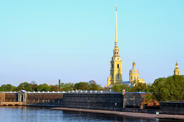 Петропавловская крепость ранним утром. Вид с набережной реки Невы.