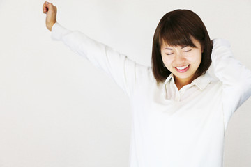 あくびをする女性