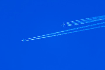 Flugzeug, weißen Kondensstreifen in den dunkelblauen  Himmel