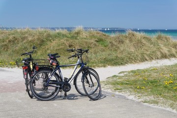 Fototapeta na wymiar Drei Fahrräder auf dem Weg zum Strand