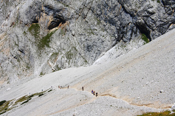 ESCURSIONISTI SULLE DOLOMITI DEL BRENTA