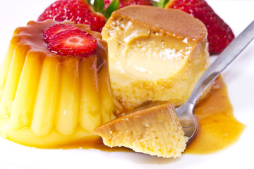 flan with caramel and strawberries;