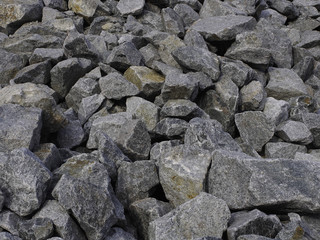 grosse Granitbrocken auf einer Halde