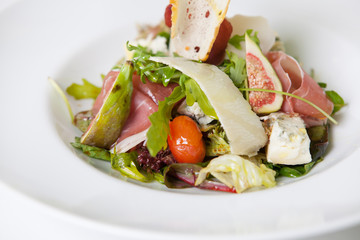 Prosciutto salad with figs