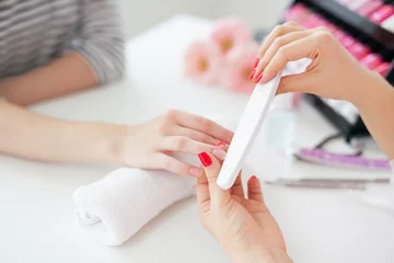 Zelfklevend Fotobehang Manicure Vrouw in salon manicure ontvangen door nagel schoonheidsspecialiste