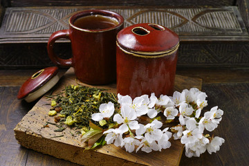 Obraz na płótnie Canvas Japan's tea cups with green tea and sakura flowers
