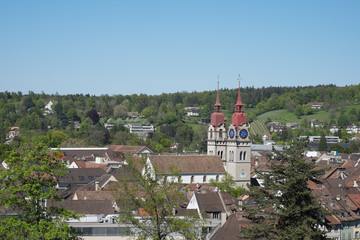 Kirche mit Kirchturm im Dorf am Waldrand