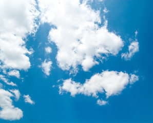 Obraz premium Sunny day with white clouds