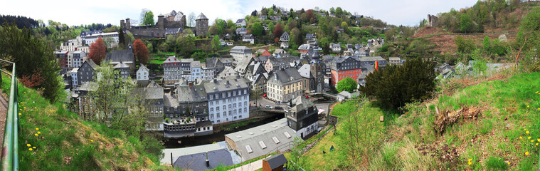 Panorama von Monschau in der Eifel mit Blick auf Altstadt