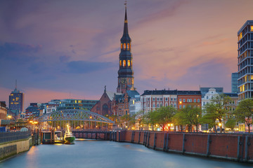 Hamburg. Bild von Hamburg-Speicherstadt während der blauen Stunde der Dämmerung. © rudi1976