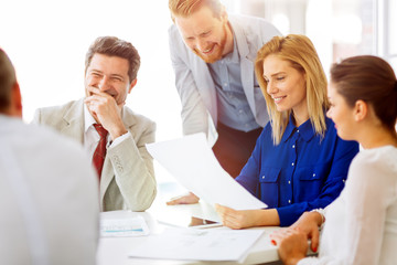 Obraz premium Happy business people in office