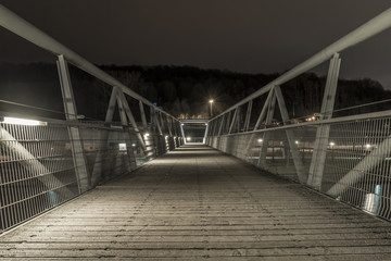 Fahrradbrücke in Regensburg bei Nacht im Winter ohne Schnee