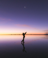ウユニ、月下のシルエット。Uyuni sunset, a girl posing under the moon.
